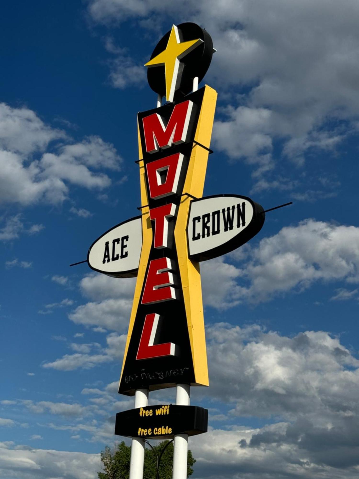 Ace Crown Motel Medicine Hat Eksteriør bilde