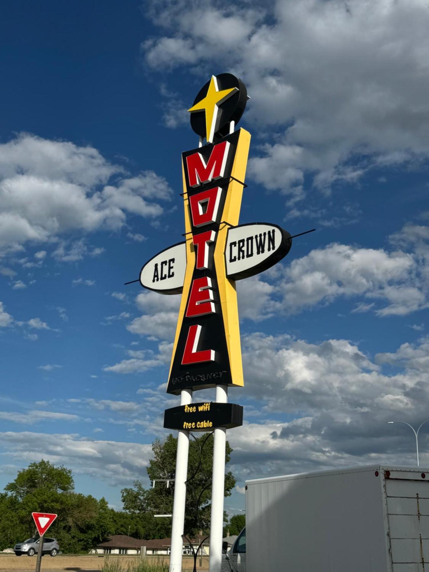 Ace Crown Motel Medicine Hat Eksteriør bilde