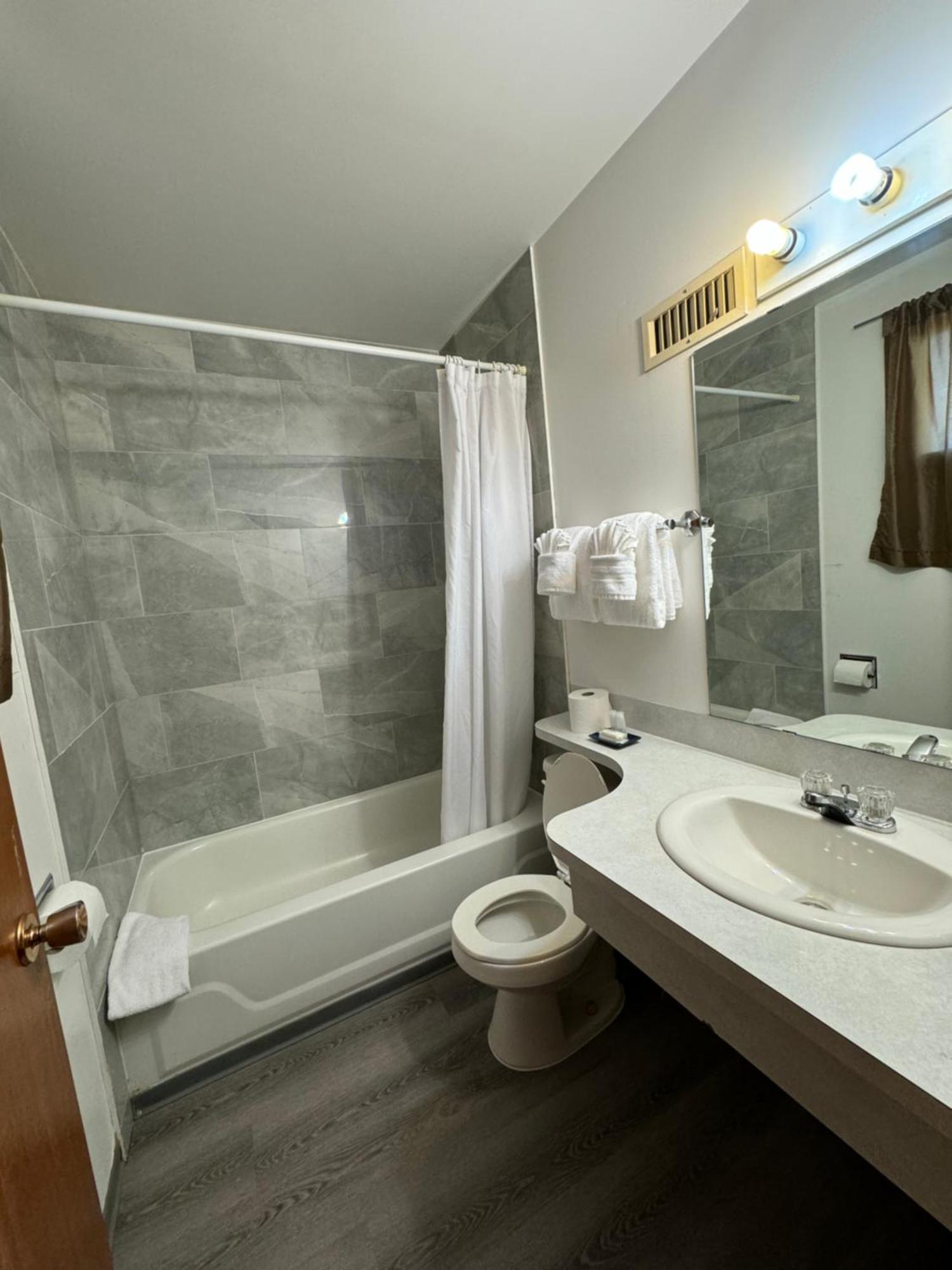 Ace Crown Motel Medicine Hat Eksteriør bilde