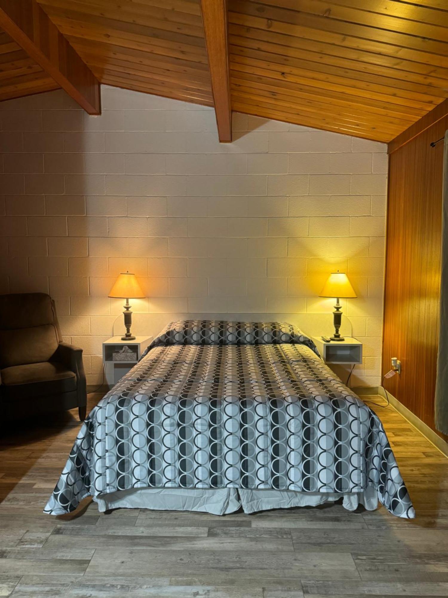 Ace Crown Motel Medicine Hat Eksteriør bilde