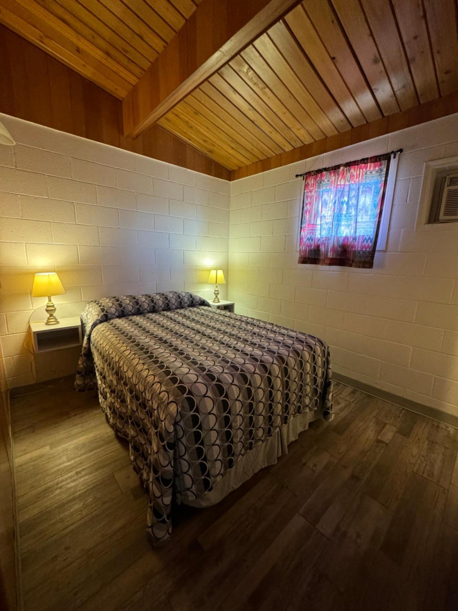 Ace Crown Motel Medicine Hat Eksteriør bilde