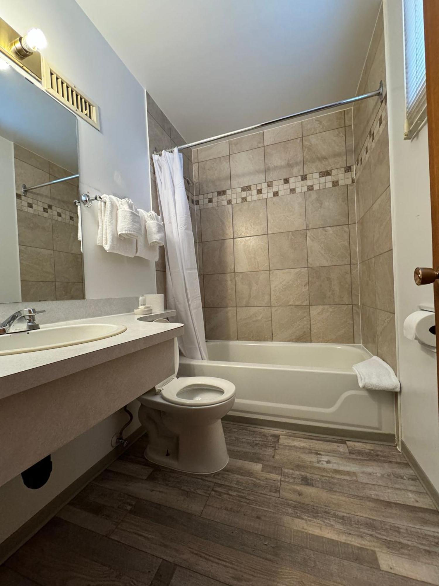 Ace Crown Motel Medicine Hat Eksteriør bilde