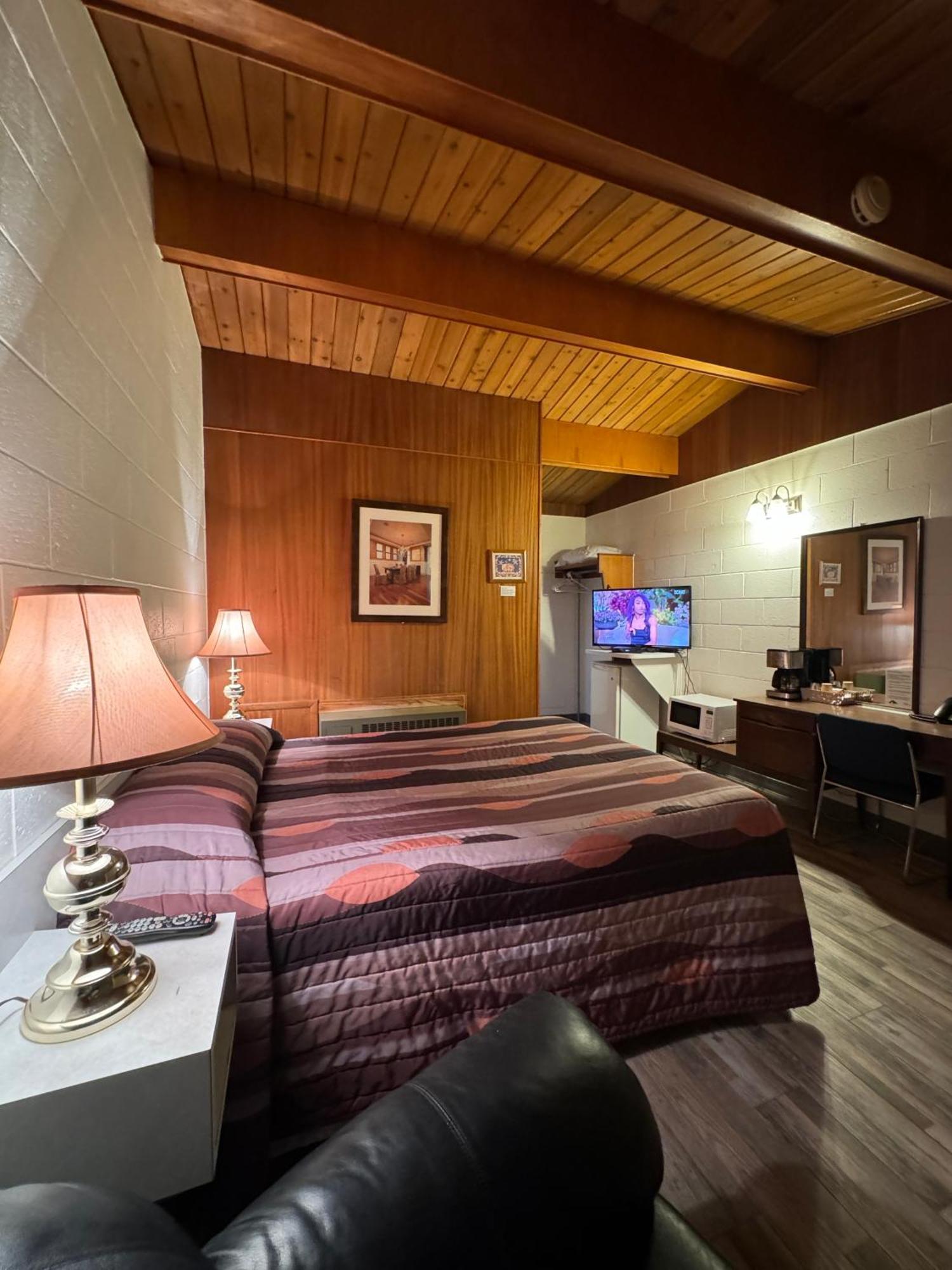 Ace Crown Motel Medicine Hat Eksteriør bilde