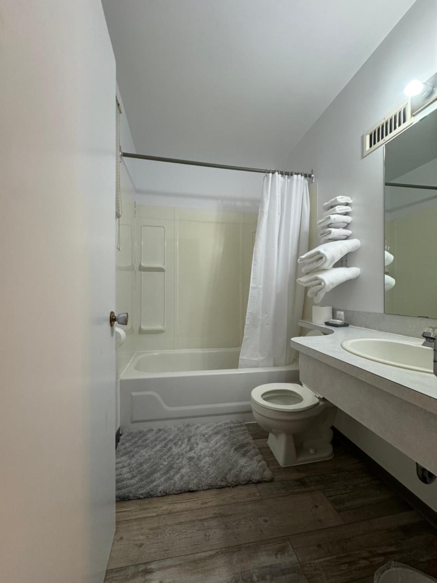 Ace Crown Motel Medicine Hat Eksteriør bilde